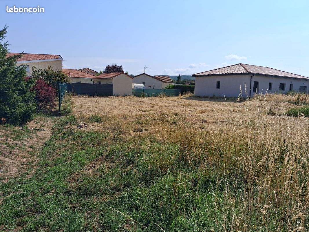 Terrain constructible viabilisé · à Balbigny · 58 000 €