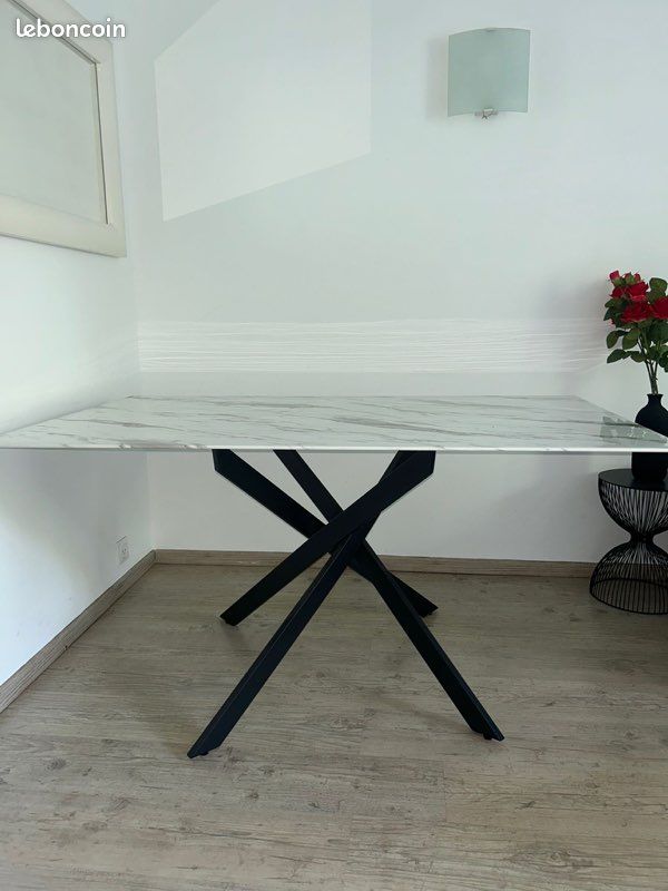 Table à manger effet marbre (image 2)