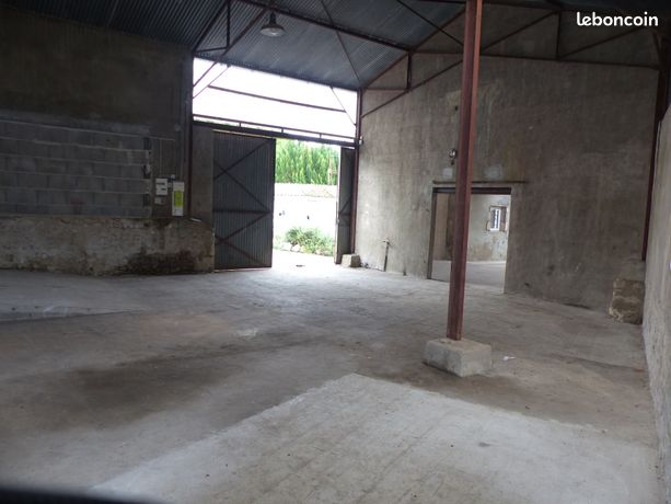 Hangar de 180 m2 vide eau electricite