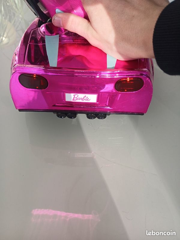 Hot Wheels Barbie RC Toy Car, télécommande rose convertible, peut contenir 2 poupées Barbie Fashion et coffre s'ouvre pour le rangement, feuille d'autocollants à personnaliser