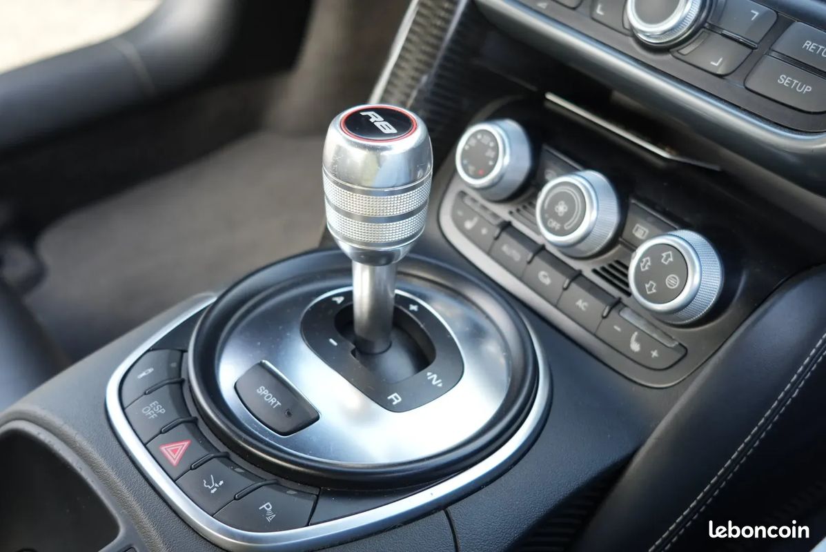 Audi R8 5.2 V10 FSI 525ch R tronic 6 - Suivi d'entretien / HiFi Bang&Olufsen / Caméra de recul / Pack Carbone / Maintien de charge (image 30)