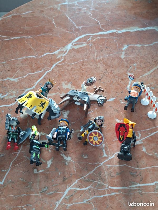 8 figurines + 2 chevaux chacun équipés de protection tête et corps soit 10 (image 1)