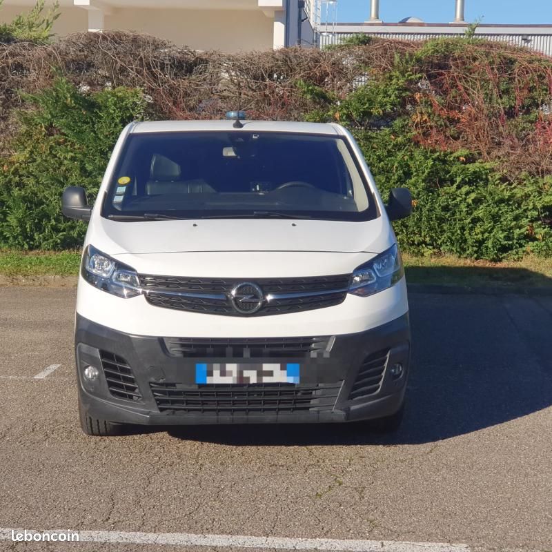 Opel Vivaro Ambulance (image 1)