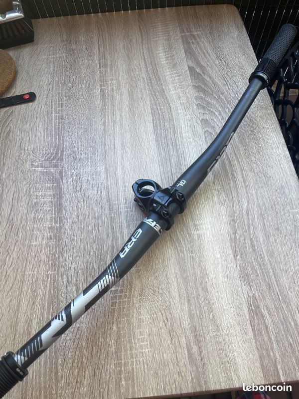 Cintre VTT Fouriers carbone 31,8 x 750mm excentrique