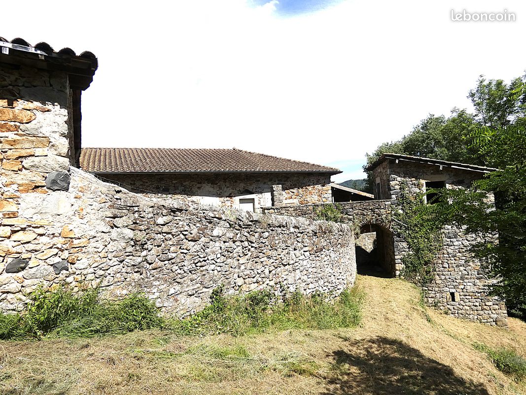 Maison 10 pièces 650 m² · à Lalevade-d'Ardèche · 650 m² · 374 000 €
