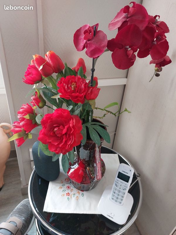 Très jolie vase de décoration ou pour mettre de très belles fleurs aussi naturel le vase est accompagné avec ses jolies fleurs artificielles (image 1)