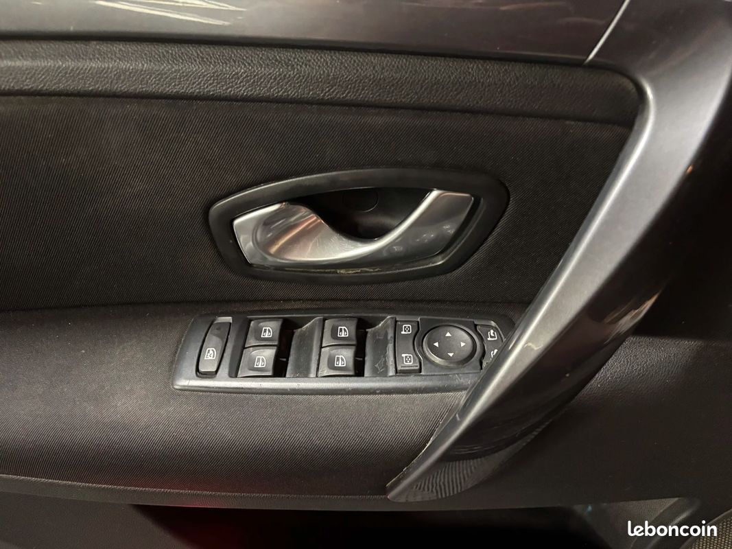 Renault LAGUNA III Black Edition Carminat (image 19)