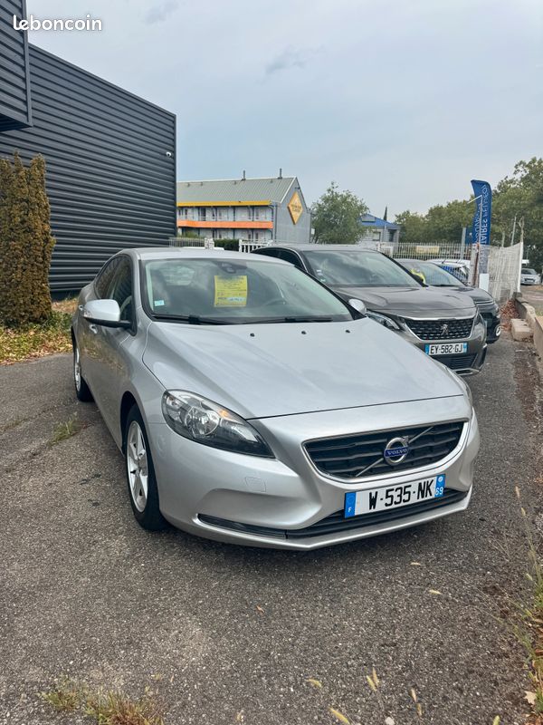 Volvo v40 2.0 D2 2015 (image 1)