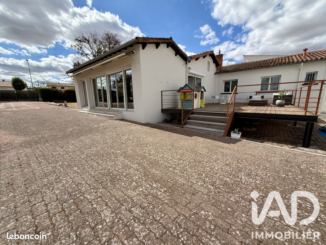 Propriété 7 pièces 246 m² (image 1)