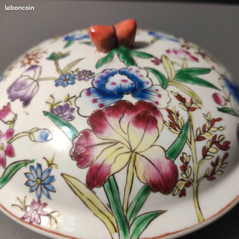 Boîte couverte ancienne en porcelaine polychrome - Décor Floral - Style Famille Rose (image 3)