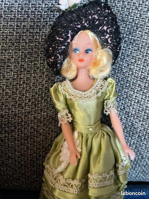 Poupée sur socle vintage style Barbie (image 2)