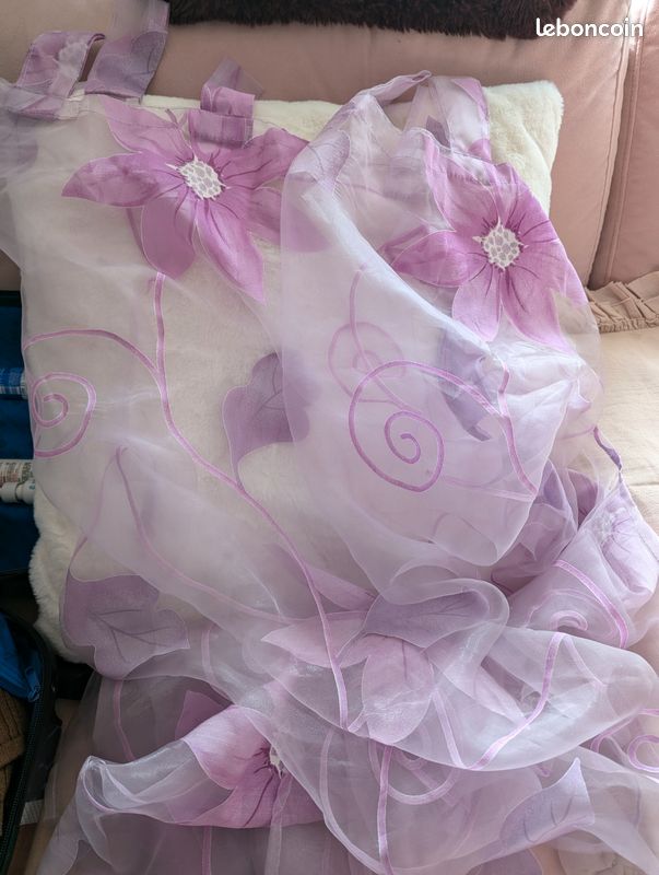 Joli voilage rose, 145 par 260, état neuf (image 1)