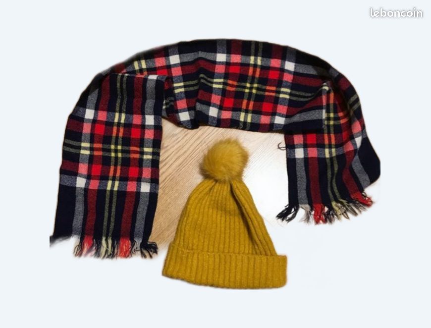 Écharpe carreaux bleu et rouge et bonnet jaune à pompon enfants (image 1)