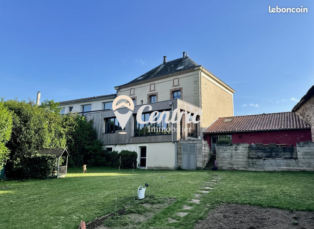 Maison 8 pièces 274 m² · à Argentonnay · 274 m² · 353 000 €