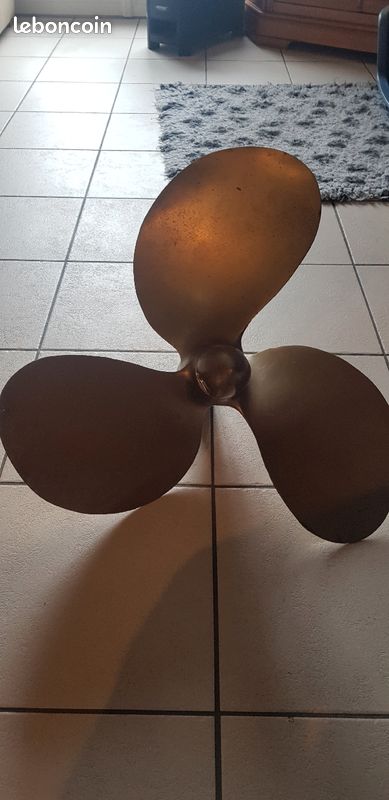 Vieille hélice en bronze (image 2)