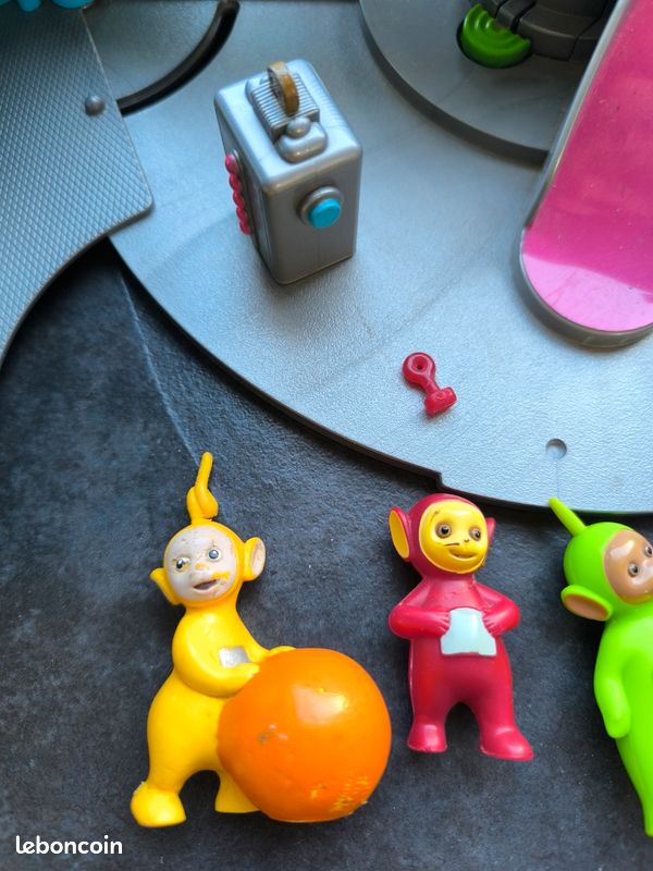Maison Des Teletubbies Avec 4 Figurines Tomy - 29 Cm - 2007