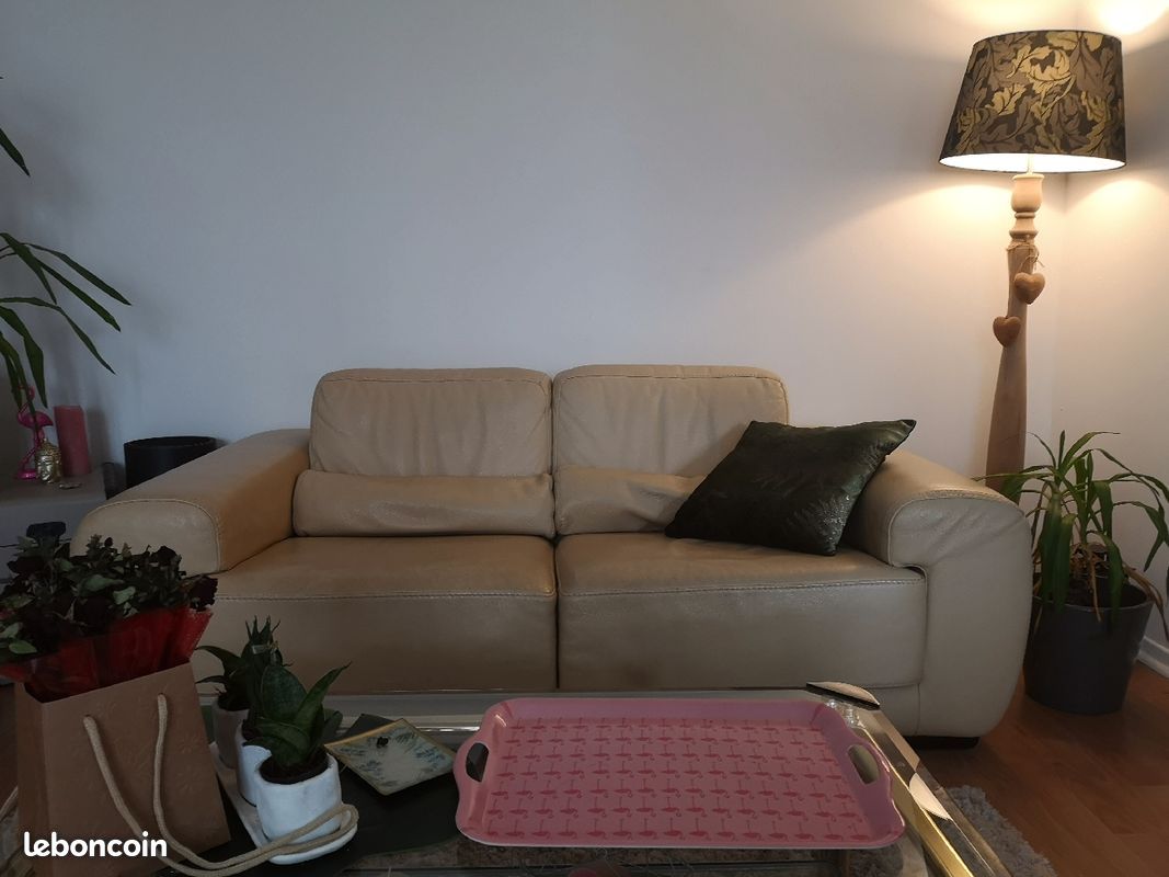Canapé en cuir beige maison Lacressionière (image 1)