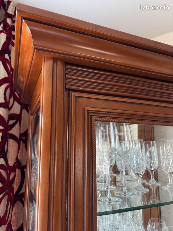 Vitrine en bois avec éclairage - Style classique (image 2)