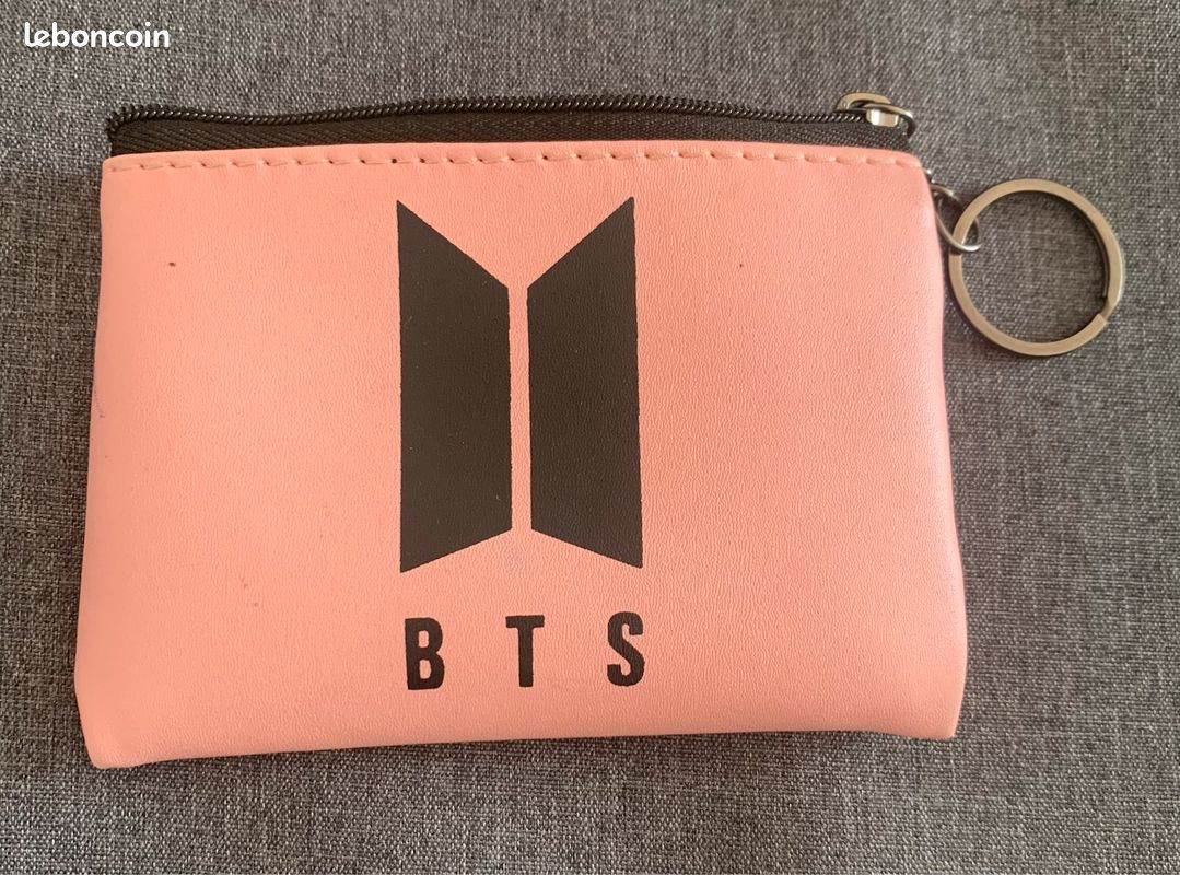 Petit porte feuille BTS avec des cartes et porte clé (voir photos) - CD -  Musique