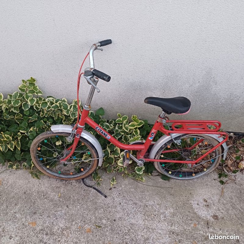 Velo enfant gitane vintage Pneu à changer Prix 10 Livraison possible reims Vélos