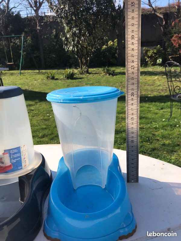 Lot 2 paniers plastiques chien et 3 distributeurs croquettes (image 9)