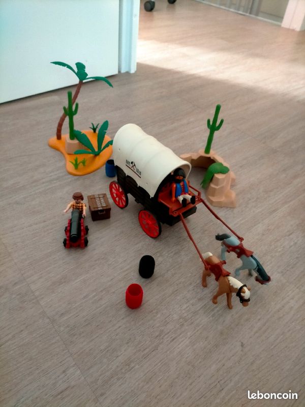 Bateau, maison, calèche playmobil avec de nombreux personnages et accessoires (image 2)
