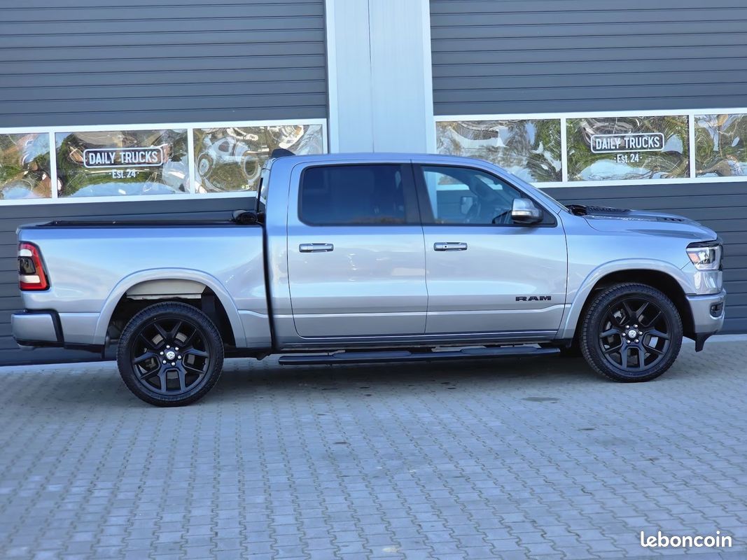 Dodge RAM 1500 Laramie Night Edition 5.7 HEMI 401 ch 4x4 – Harman Kardon – Écran 12” – 22” (image 8)