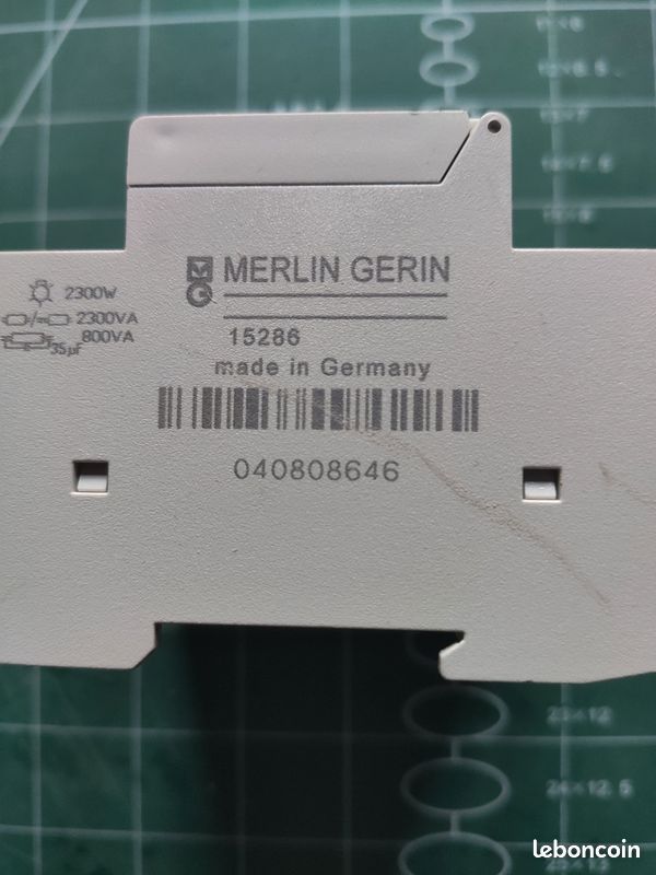 INTERRUPTEUR SECTIONNEUR, 32A Merlin Gerin 2 Contacts A Fermetures