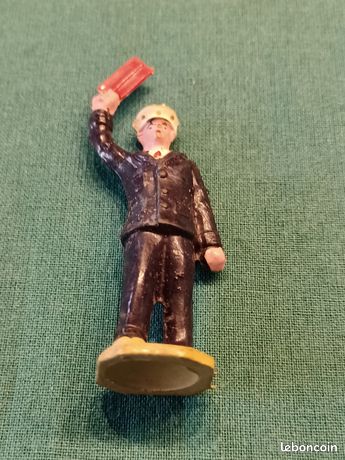 Ancien jouet plat d'étain figurine miniature bagagiste train gare