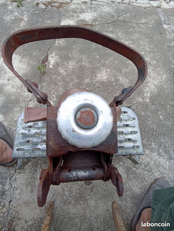 Selle moto ancienne V&W avec son support (image 5)