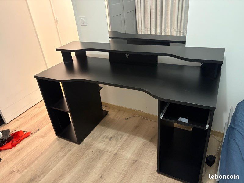 Bureau gaming informatique noir avec rangements – très bon état(PRIX NEGOCABLE✅) (image 2)