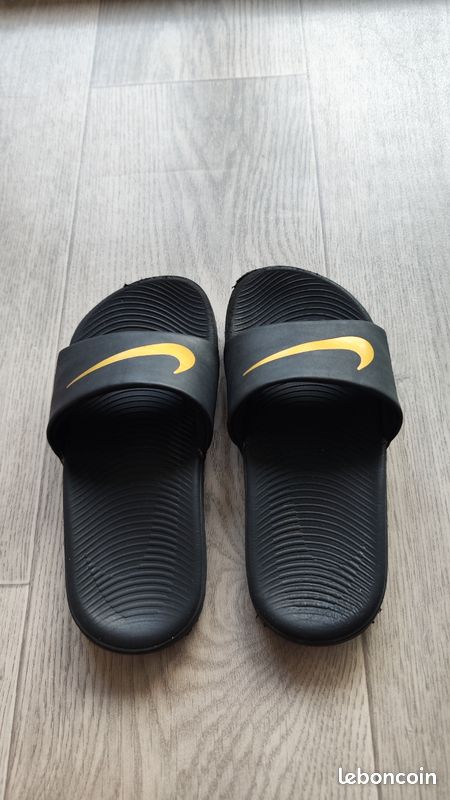 Claquette enfant Nike noire et dorée (image 2)