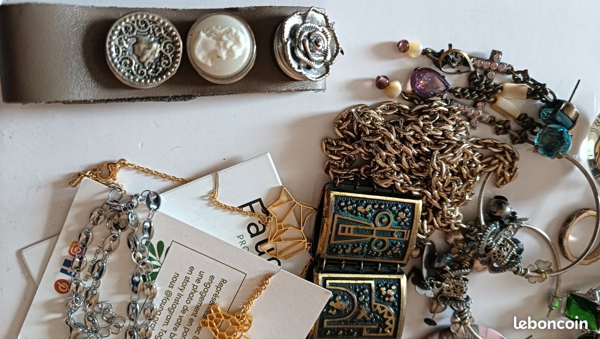 Lot De Bijoux Vintage – Cuir Et Laiton – À Restaurer Ou à Détourner En Création