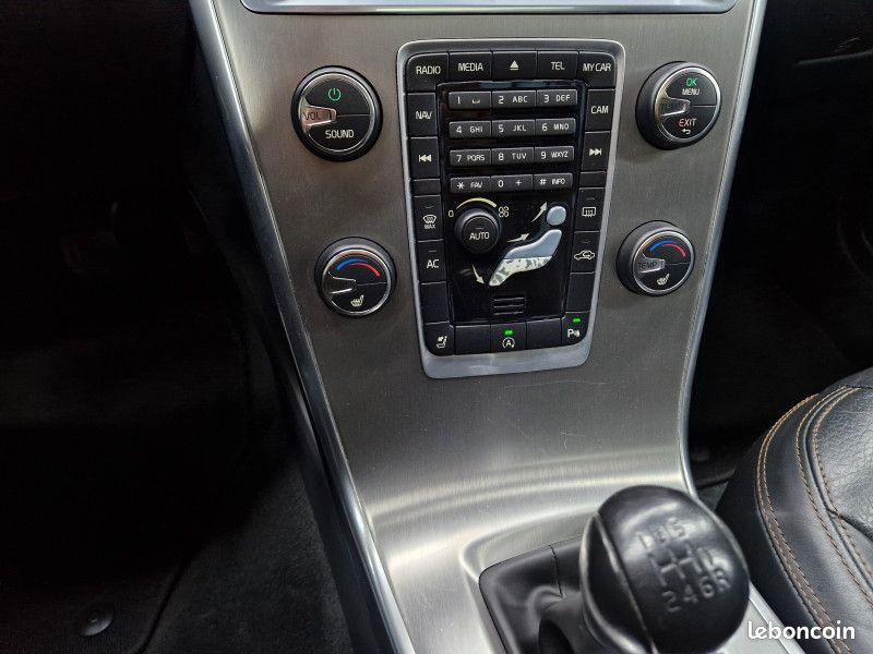 Volvo XC60 D3 136CH SUMMUM * TOIT * BLUETOOTH * XENON * CAMERA * NAVIGATION (image 20)
