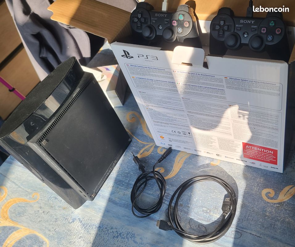 Console PS3 Ultra Slim 500 Go Sony 1 manette sans fil Dualshock 3 +6 jeux + tous les câbles très bon état peu servis livraison possible ou remise en main propre emballage d'origine (image 7)