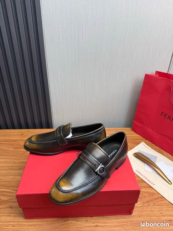 Mocassins Ferragamo, taille 42 (image 4)