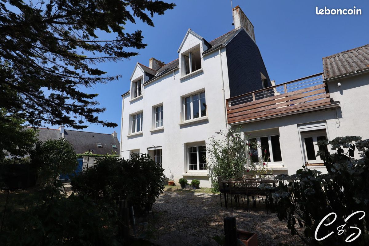 Maison 10 pièces 216 m² · à Treffiagat · 216 m² · 436 800 €