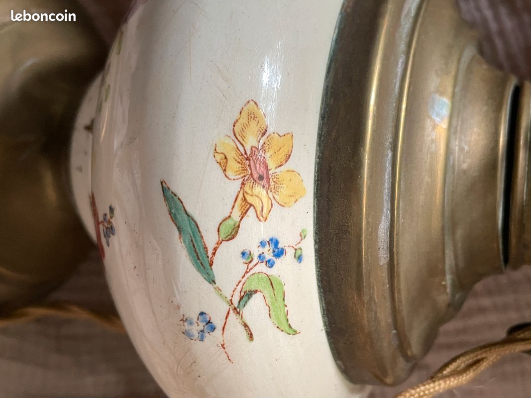 Ancienne lampe à pétrole en faïence et laiton électrifiée (image 9)