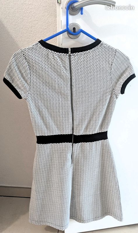 Robe Naf Naf habillée, cintrée, jupon plissé(M) sur Gens de Confiance