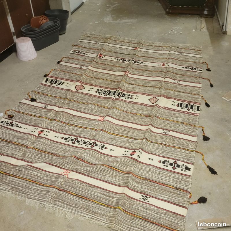 Tapis berbère Kilim Glaoui fait main avec pompons (image 1)