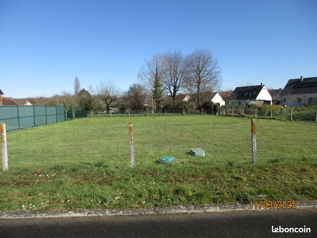 Terrain 838 m² viabilisé · à Monnaie · 140 000 €