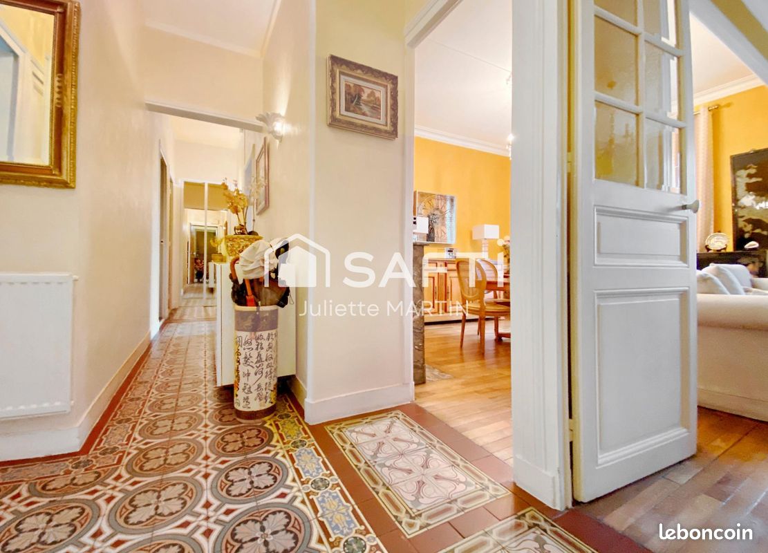 Haussmannien authentique Place Viarme avec grenier