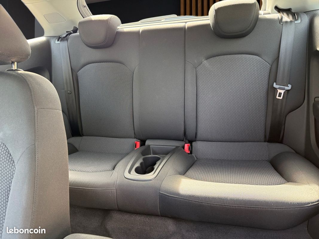 AUDI A1 1.2 TFSI 90 CH AMBIENTE * SIEGES CHAUFFANTS * CLIMATISATION * CHAINE DISTRIBUTION CHANGEe (image 6)