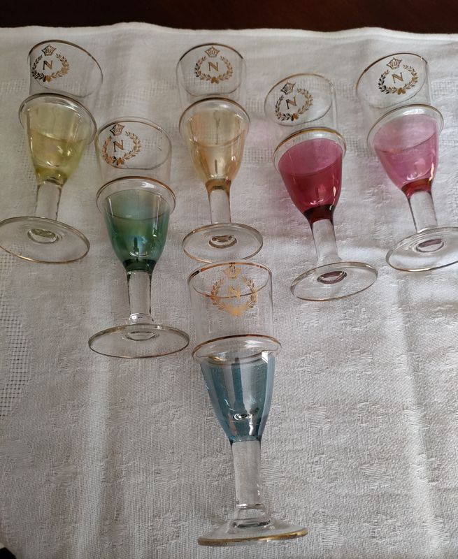 Lot de 5 coupes à champagne vintage buvant en verre fumé et pied  transparent hexagonal -  France