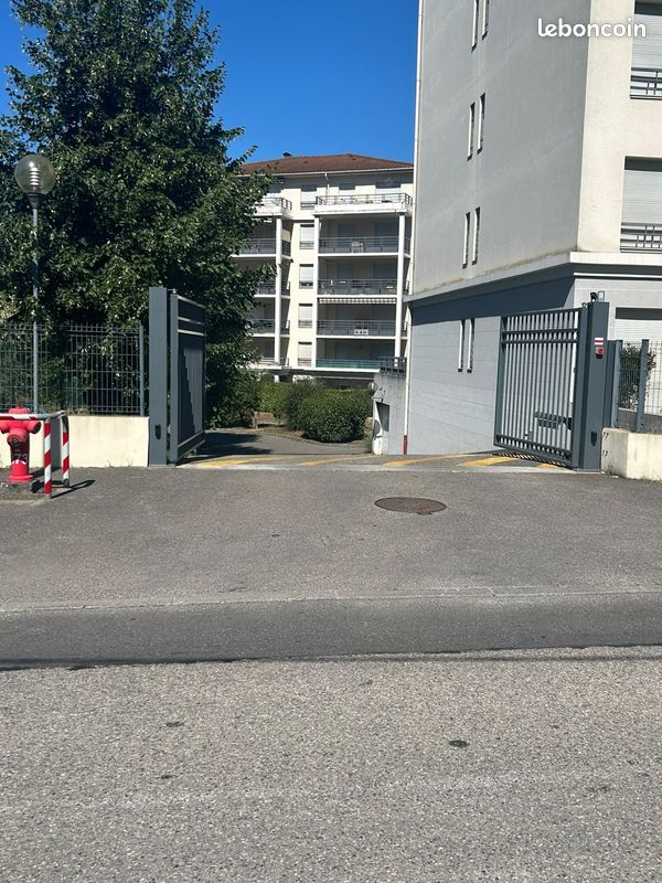 Parking 12 m² · à Bourgoin-Jallieu · 12 m² · 85 €/mois