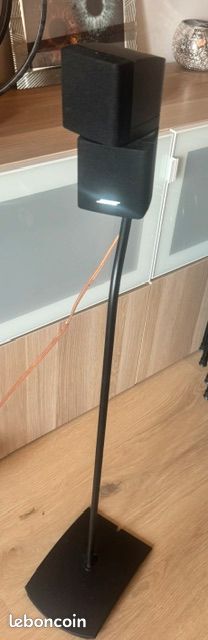 Système Bose Acoustimass avec caisson de basses et enceintes sur pied (image 4)