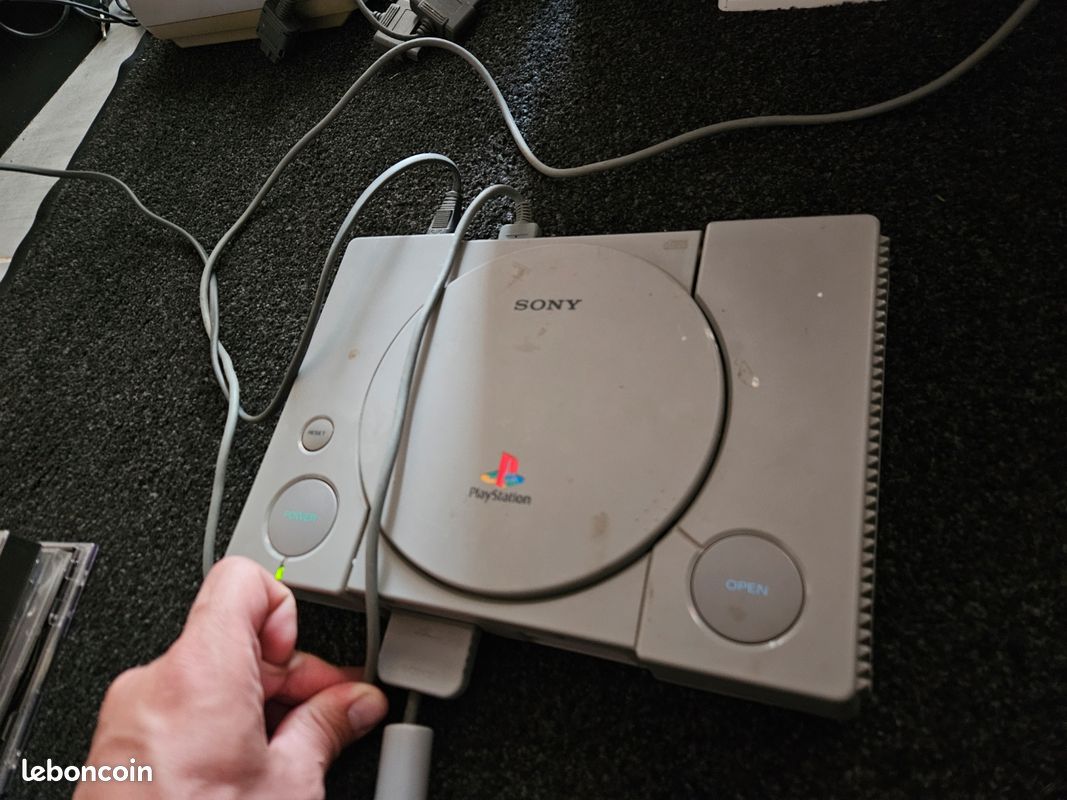 Console Sony PlayStation 1 - Modèle Audiophile SCPH-1002 (image 2)