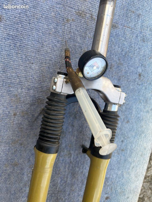Couronne De Direction RockShox Mag 21 - Filetée 1 1/4", Longueur 140mm, Pour VTT 26 Pouces, Occasion