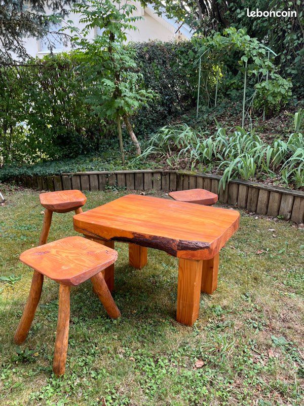 Table basse et tabourets rustiques (image 1)
