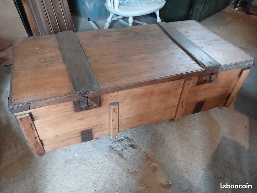 Malle ancienne sur roulettes (image 1)